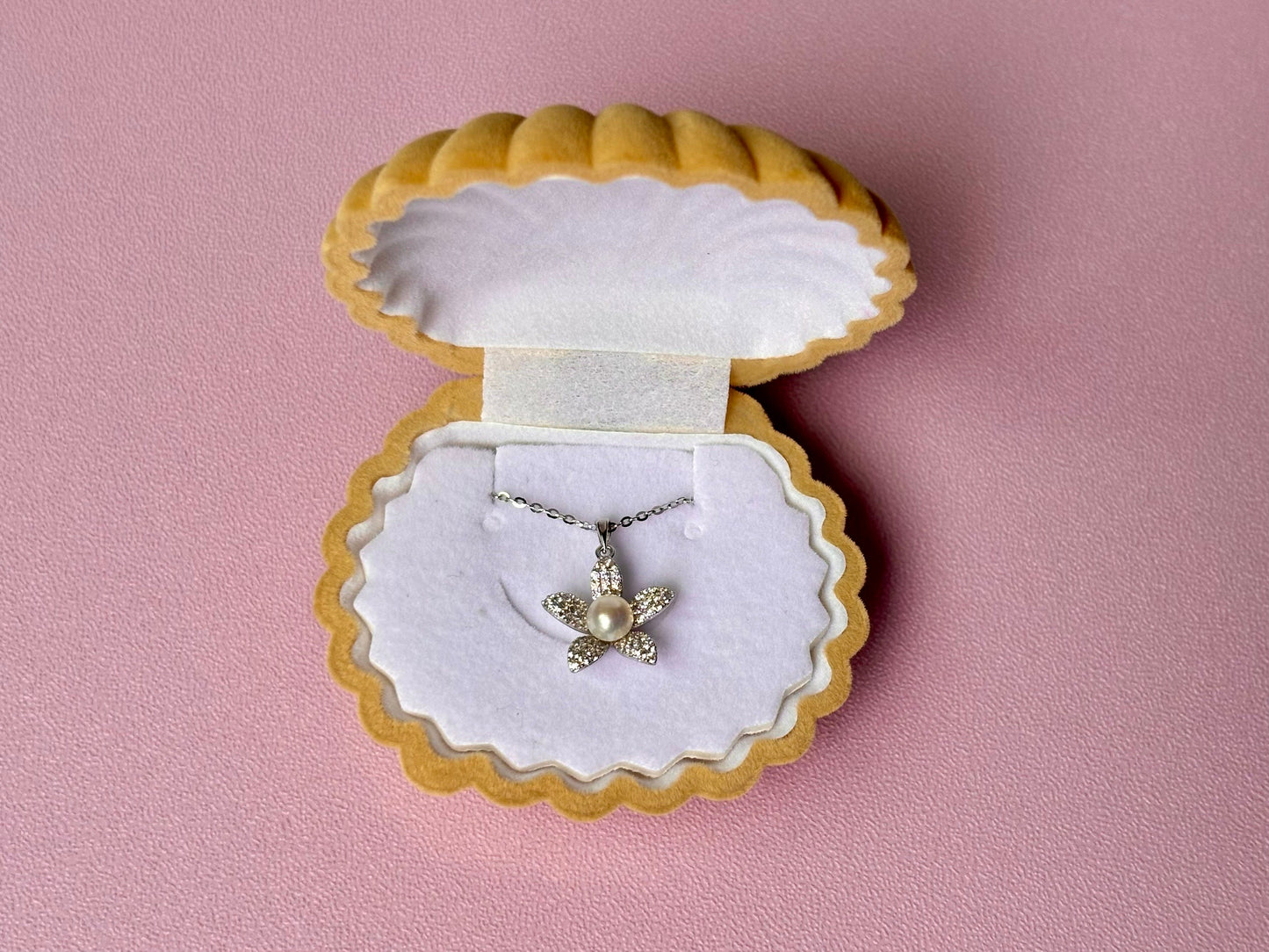 Hawaiian Plumeria Flower Necklace with Pearl