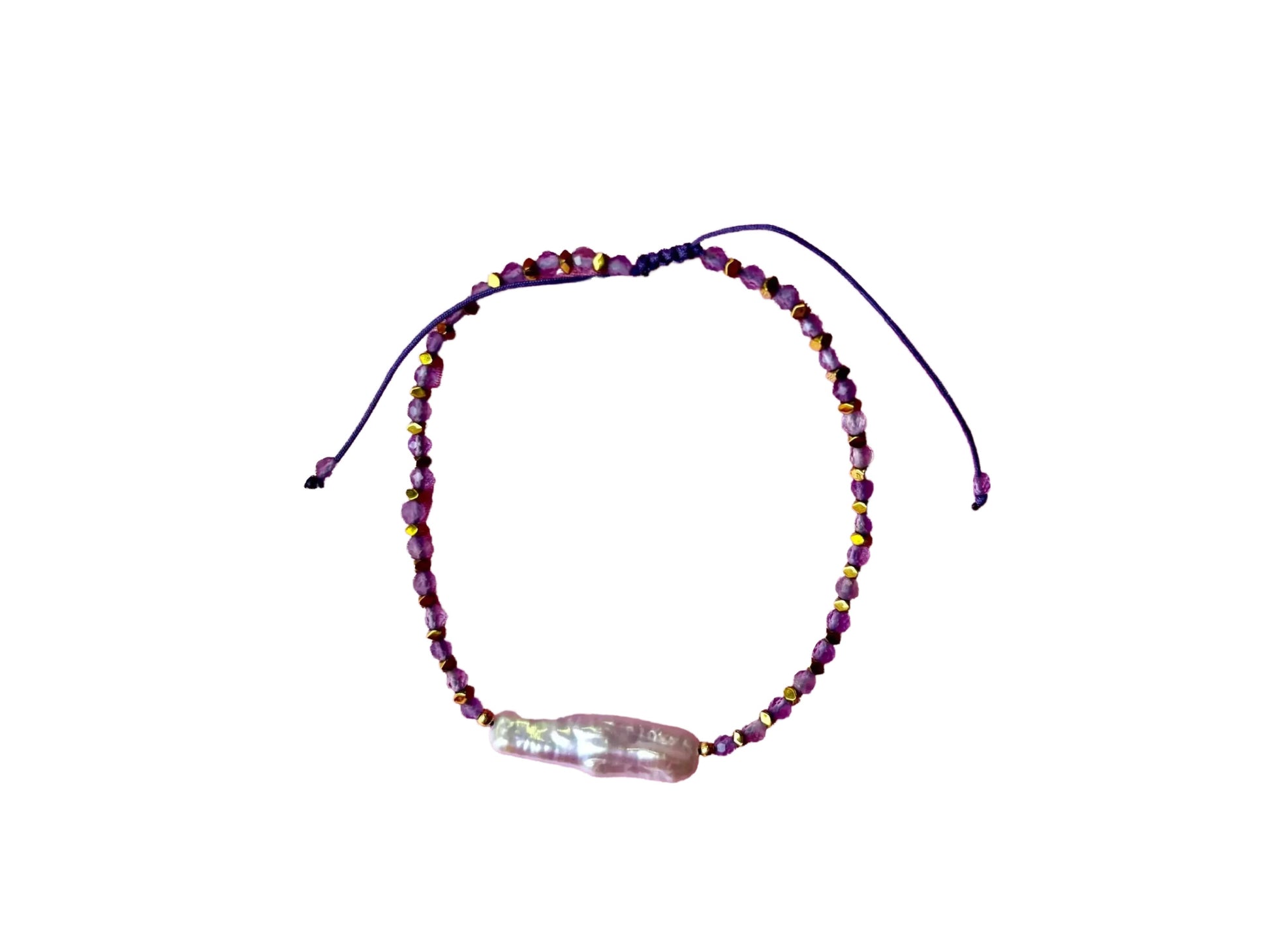 A beaded bracelet with a large pearl bead at the center.