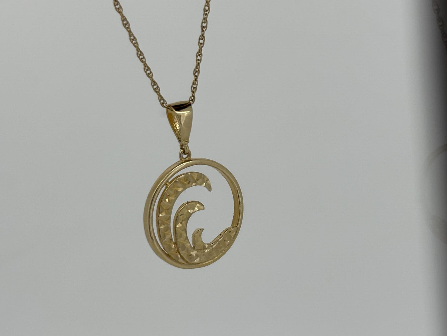 14K Yellow Gold Triple Wave Pendant – Diamond-Cut Ocean Necklace