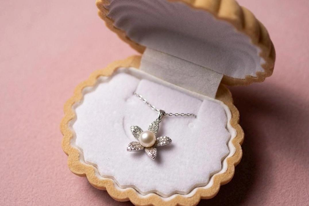 Plumeria Flower Necklace, Pearl Jewelry, Hawaii Gift For Her Set, birthday gift, gift for mom, dainty necklace – handmade Hawaiian jewelry, Island Goddess Jewelry